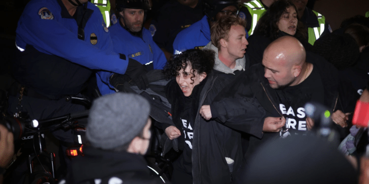 Policía del Capitolio en Washington se enfrentaron a manifestantes pro-Hamás: 7 agentes heridos