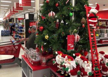 Un santa en silla de ruedas y con banderas LGBT: Target se viraliza por sus adornos de navidad extraños