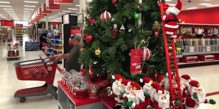 Un santa en silla de ruedas y con banderas LGBT: Target se viraliza por sus adornos de navidad extraños