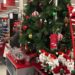 Un santa en silla de ruedas y con banderas LGBT: Target se viraliza por sus adornos de navidad extraños