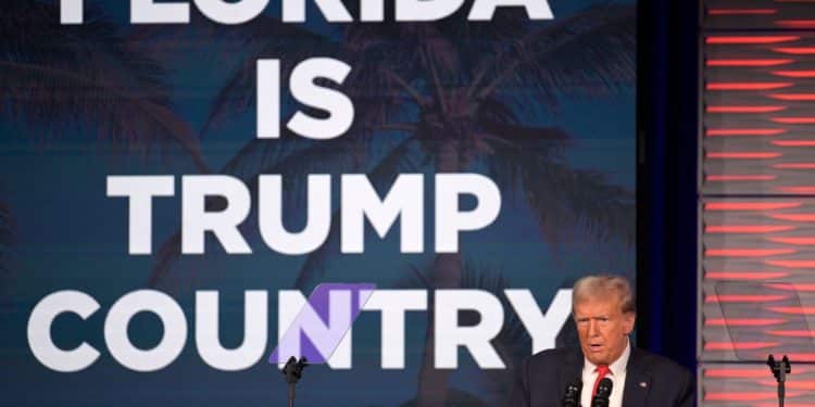 Trump buscó eclipsar el debate republicano en Miami con un mitin en Hialeah dirigido a los latinos