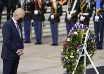 Biden conmemora el Día de los Veteranos con discurso… y otra confusión