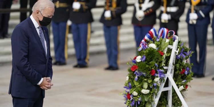 Biden conmemora el Día de los Veteranos con discurso… y otra confusión