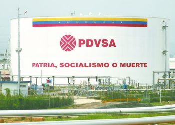 Concesiones de Biden al régimen de Maduro genera una "pelea" por comprar petróleo venezolano