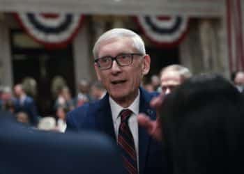 Gobernador de Wisconsin veta ley que prohíbe la cirugía de cambio de sexo a niños