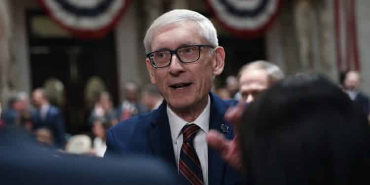 Gobernador de Wisconsin veta ley que prohíbe la cirugía de cambio de sexo a niños