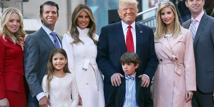¿Qué significa que Barron Trump haya aparecido en la foto familiar navideña de la dinastía junto a su padre?