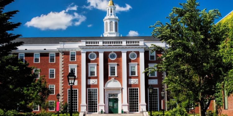 Tras avivar el antisemitismo en Harvard, su directora Claudine Gay se disculpa por sus palabras