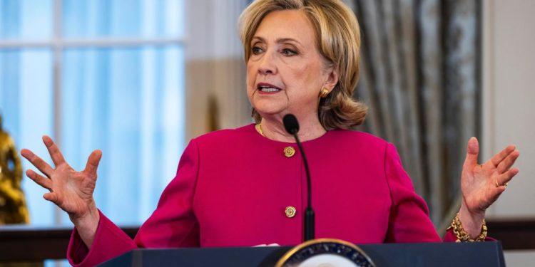 Hillary Clinton usa a familias de rehenes israelíes para atacar a Netanyahu