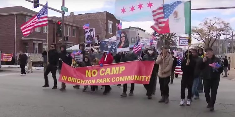 Chicago lucha contra la construcción de nuevas viviendas para migrantes indocumentados