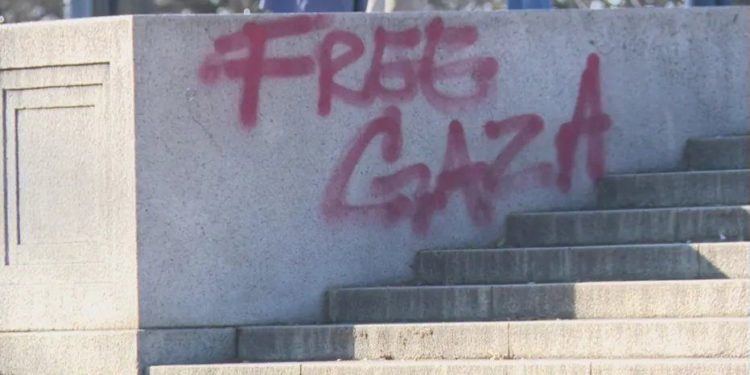 Vandalismo “Pro-Palestina”: Monumento Lincoln Memorial fue marcado con “Free Gaza”