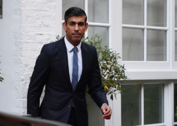 "¡Cringe!" Primer Ministro de Reino Unido finge ser "mi pobre angelito" en video navideño