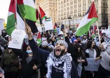 Manifestantes pro-palestinos "invaden" las casas de funcionarios de la administración de Biden