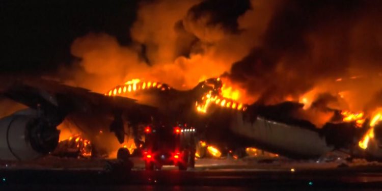 Las impactantes imágenes que dejó incendio de un avión comercial en pleno aeropuerto de Japón