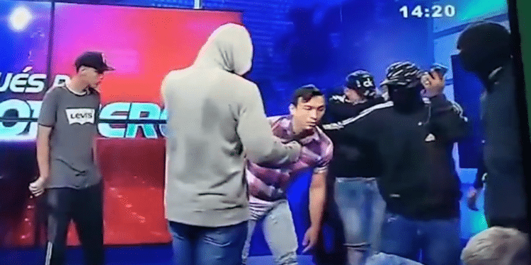 Ecuador: un grupo armado interrumpió una tranmisión de un canal de televisión en vivo