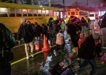 Nueva York transforma secundarias en refugio para indocumentados: ¿Y los estudiantes?