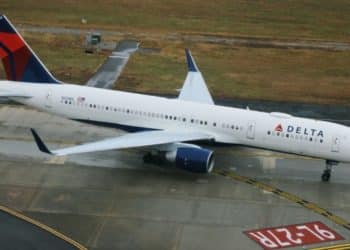 Nuevo golpe para Boeing: Avión Delta perdió el neumático delantero en pleno despegue