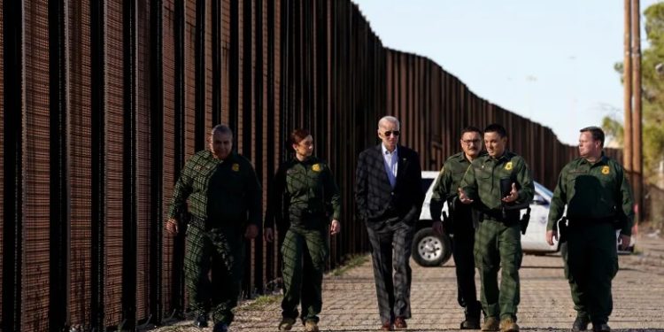 Crisis migratoria desborda la frontera y aumenta señalamientos contra Biden