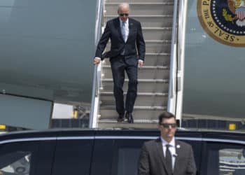 Biden llegó a Florida en busca del voto latino y Trump "lo recibió" en el aeropuerto