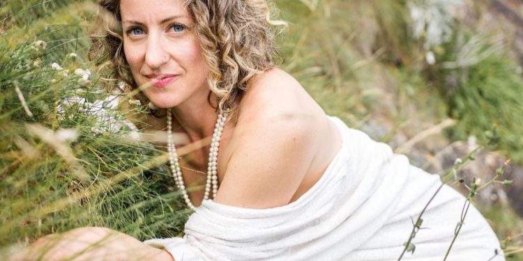 Una mujer se denomina como "ecosexual" por su "relación erótica" con un árbol