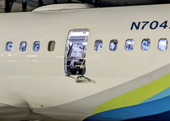 Federales en EE.UU ordenan inmovilizar todos los aviones de Alaska Airlines tras peligrosa explosión
