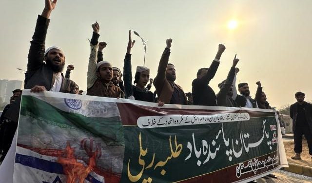 Pakistán e Irán acuerdan "desescalada" después de bombardearse mutuamente