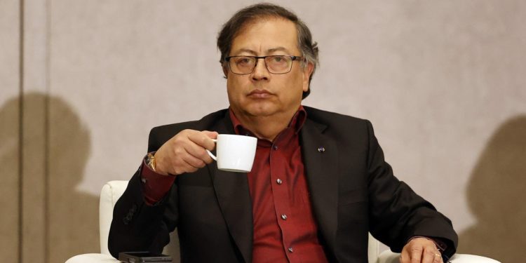 Petro denuncia un "golpe de Estado" tras enzarzarse con cuenta falsa de la Fiscalía en X