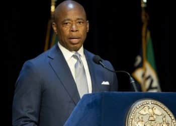 Alcalde de Nueva York revierte plan de otorgar casas lujosas a indocumentados tras protestas