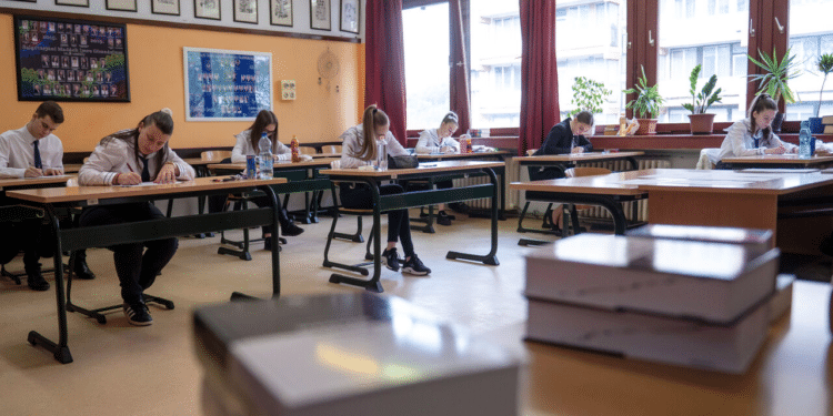 Un proyecto de ley en Florida busca la enseñanza obligatoria sobre el comunismo