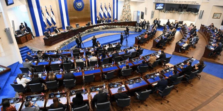 Bukele de El Salvador gana supermayoría en el Congreso tras un minucioso recuento de votos