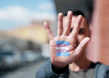Demócratas impulsan ley que permitirá a trans cambiar de nombre sin verificar sus antecedentes penales
