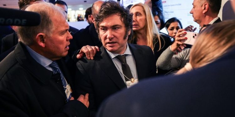 Tras no conseguir votos de la oposición, Javier Milei da marcha atrás a su mega ley desreguladora