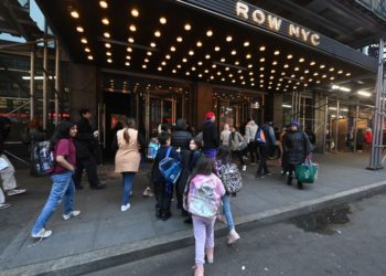 Nueva York ofrecerá a inmigrantes indocumentados tarjetas de crédito para comprar comida