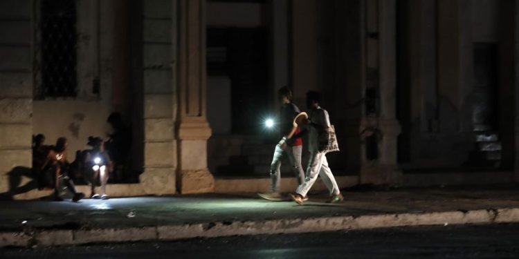 Cuba en picada: régimen decide apagar gran parte de su alumbrado público por la crisis energética
