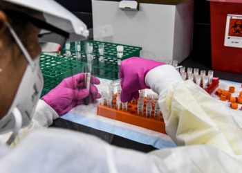 Ganancias ocultas: Doctora revela cómo las farmacéuticas se benefician del COVID