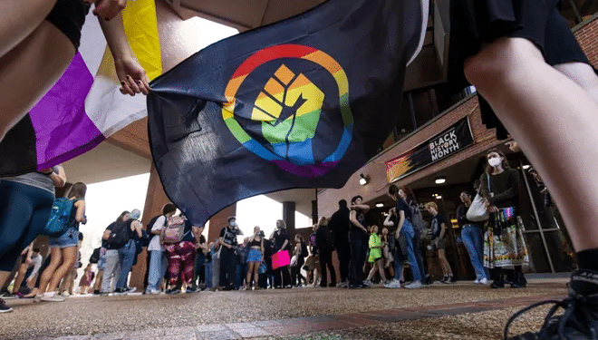 "Promueve el adoctrinamiento": Universidad de Florida cierra oficina de diversidad