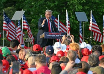 Trump celebra multitudinario mitin en el Bronx y busca ampliar su avance entre latinos