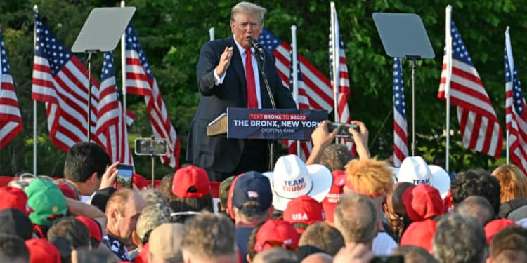 Trump celebra multitudinario mitin en el Bronx y busca ampliar su avance entre latinos