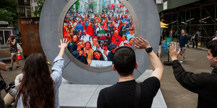 Gritos, desnudos y anarquía: suspenden portal que conecta Nueva York y Dublin