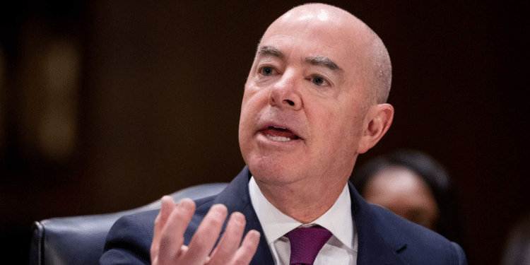 Jefe fronterizo de Biden, Alejandro Mayorkas, niega conocer la tasa de mortalidad de migrantes en EE.UU