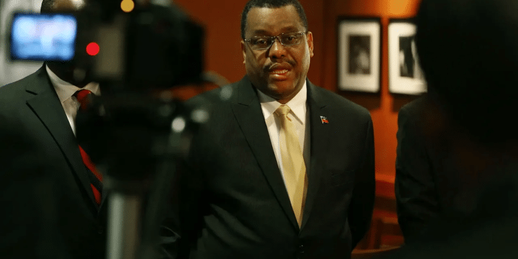 Consejo de transición de Haití elige al nuevo primer ministro de un país sitiado por las pandillas