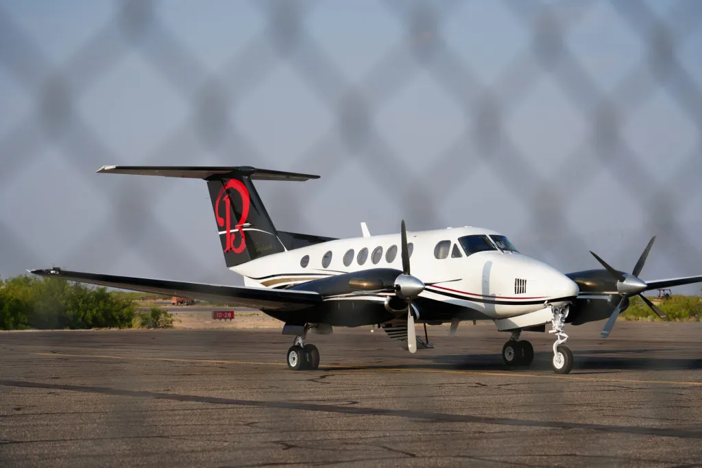 Fotografía donde se observa el avión privado donde fueron transportados Ismael ‘el Mayo’ Zambada y Joaquín Guzmán López