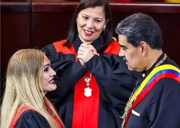 Nicolas Maduro saluda a la presidenta del Tribunal Supremo de Justicia, Caryslia Rodriguez, al inicio del año judicial.Miguel GutiérrezEFE