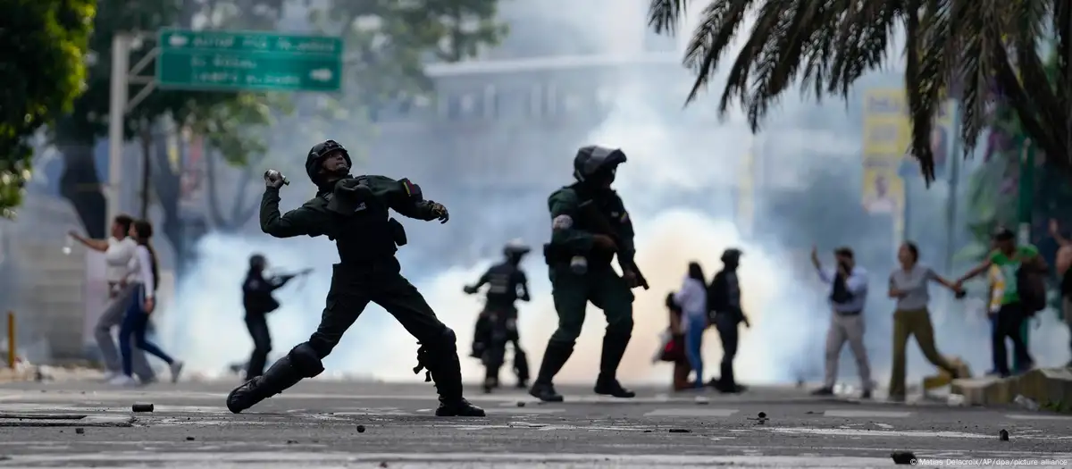 La policía ataca a manifestantes con bombas lacrimógenas tras el anuncio de reelección de Maduro (29.07.2024)