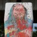 Un mural de la ex primera ministra bangladeshí Sheikh Hasina es destrozado por manifestantes días antes en Dhaka