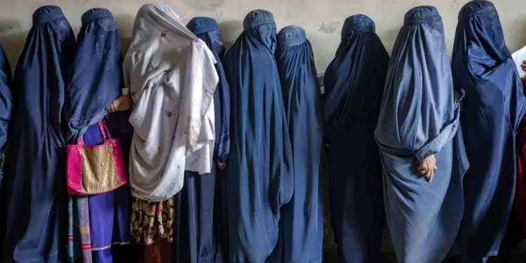 Los talibanes han convertido en obligatorio para las mujeres el uso del burka o del velo integral. Y desde este jueves, también está probihido que hablen en público.Ebrahim Noroozi / AP