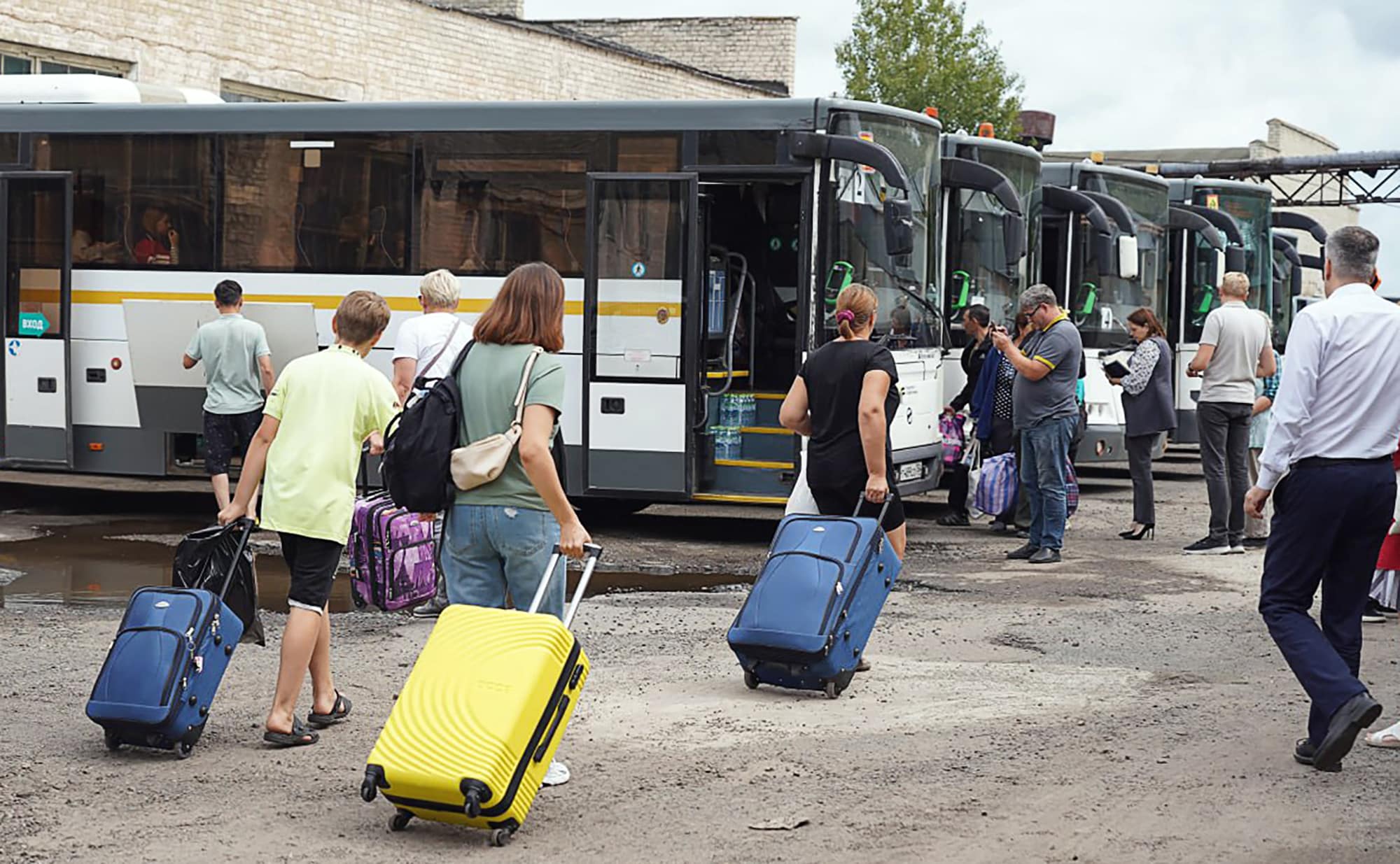 Mujeres y niños fueron evacuados el viernes de Rylsk, en la región de Kursk, tras una ofensiva ucraniana por sorpresa.