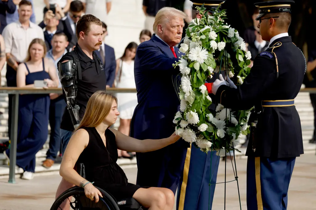 El expresidente Donald Trump depositó flores el lunes en el Cementerio Nacional de Arlington.