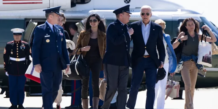El Presidente Biden viajó el domingo desde Santa Ynez, California, donde pasó unas vacaciones en casa de un donante, hasta su casa en Rehoboth Beach, Del.