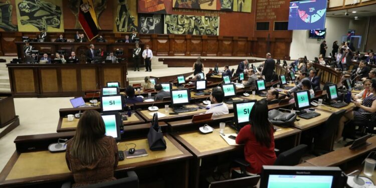 Congreso de Ecuador exhorta al presidente Noboa a pedir a la CPI la captura de Maduro por crímenes de lesa humanidad